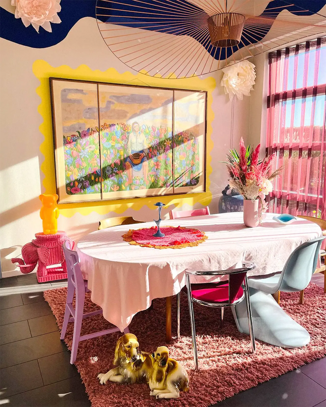 Farverig spisestue hos Aura Chloe Luciana Lundhus med mixede stole, vintage fund og kunst – et kreativt udtryk for interiør design og boligindretning og kreativitet.