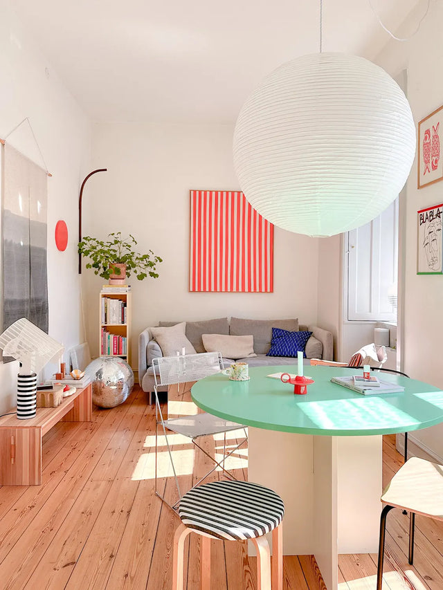 Lyst og moderne hjem hos Puk Sjeldan med mintgrønt bord, grafiske detaljer og bløde tekstiler – et harmonisk eksempel på interiør design og boligindretning og kreativitet.