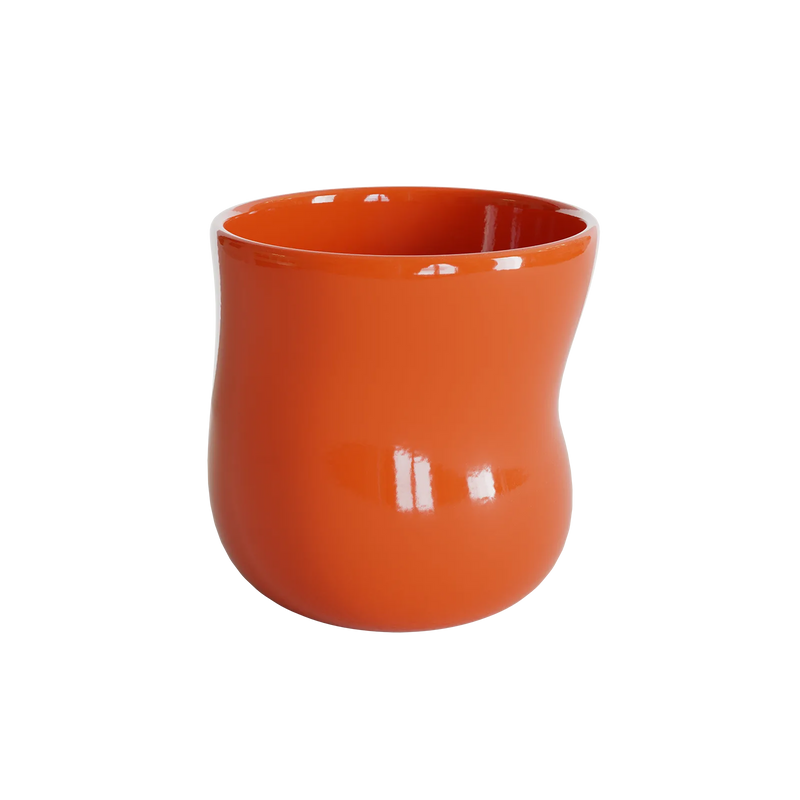 Keramikkrus i organiske former fra Kähler Mano krus serien – håndlavet med omtanke og elegance.