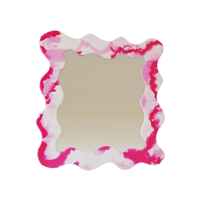 Barbie Glow vægspejl med bølget ramme og farvespil – et legende indslag i moderne interiør.