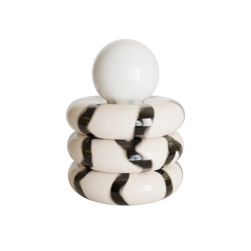 Stribet keramisk lampe i sort og hvid fra NODI – et kunstnerisk valg til stilfuldt interiør design.