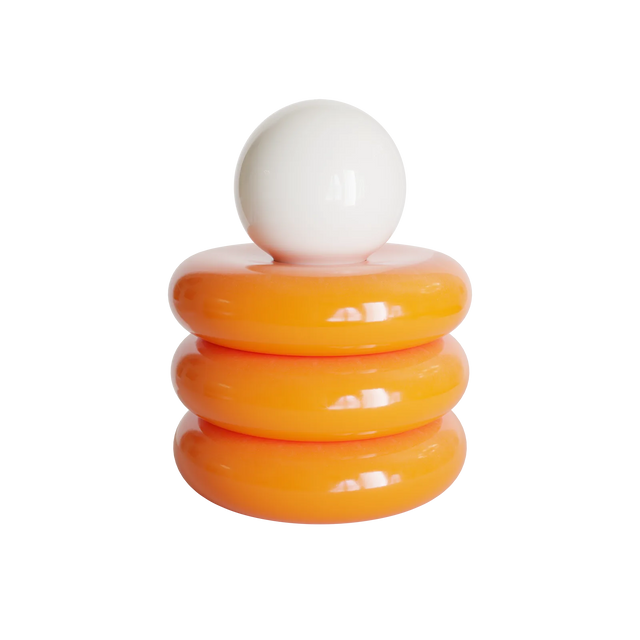 Neso-lampen i orange keramik og opalhvid glaskugle – skulpturel bordlampe fra NODI.