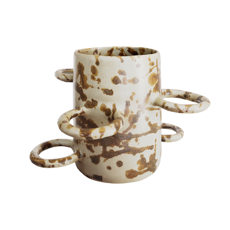 90° vase i asymmetrisk form og glaseret keramik – designet af Punktum Keramik.