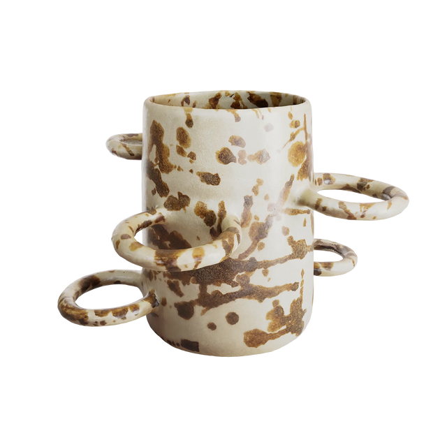 90° vase i asymmetrisk form og glaseret keramik – designet af Punktum Keramik.